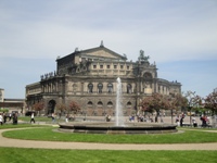 how to book a city bus tour or a sightseeing bus tour in Dresden?